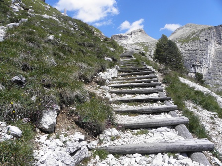 Il ripido sentiero scalinato verso l'Alpe di Puez
